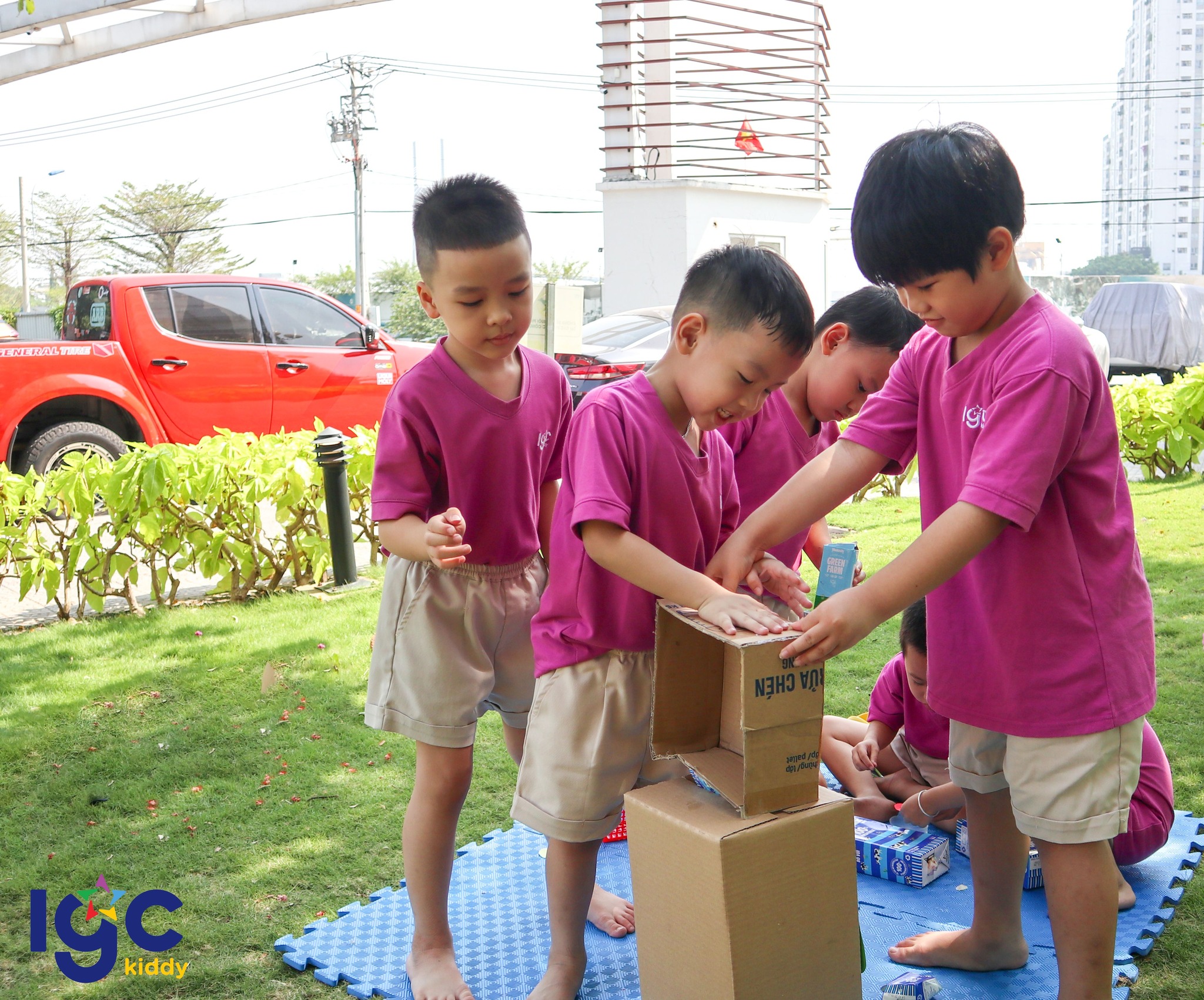 CHẾ TẠO ROBOT CÙNG BÉ YÊU!