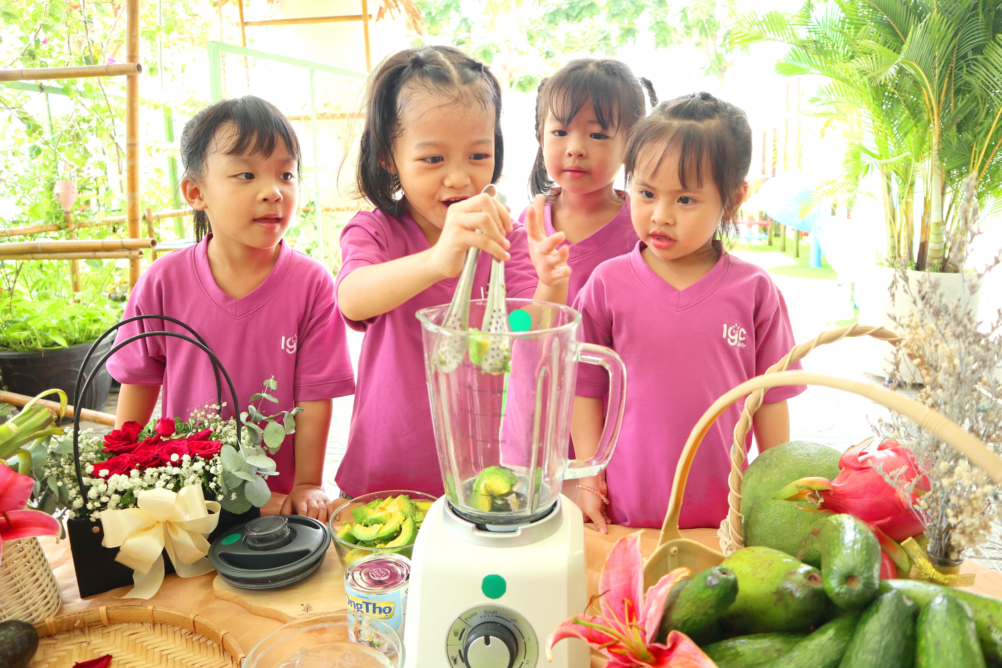 BÉ YÊU TRẢI NGHIỆM HOẠT ĐỘNG LÀM SINH TỐ BƠ