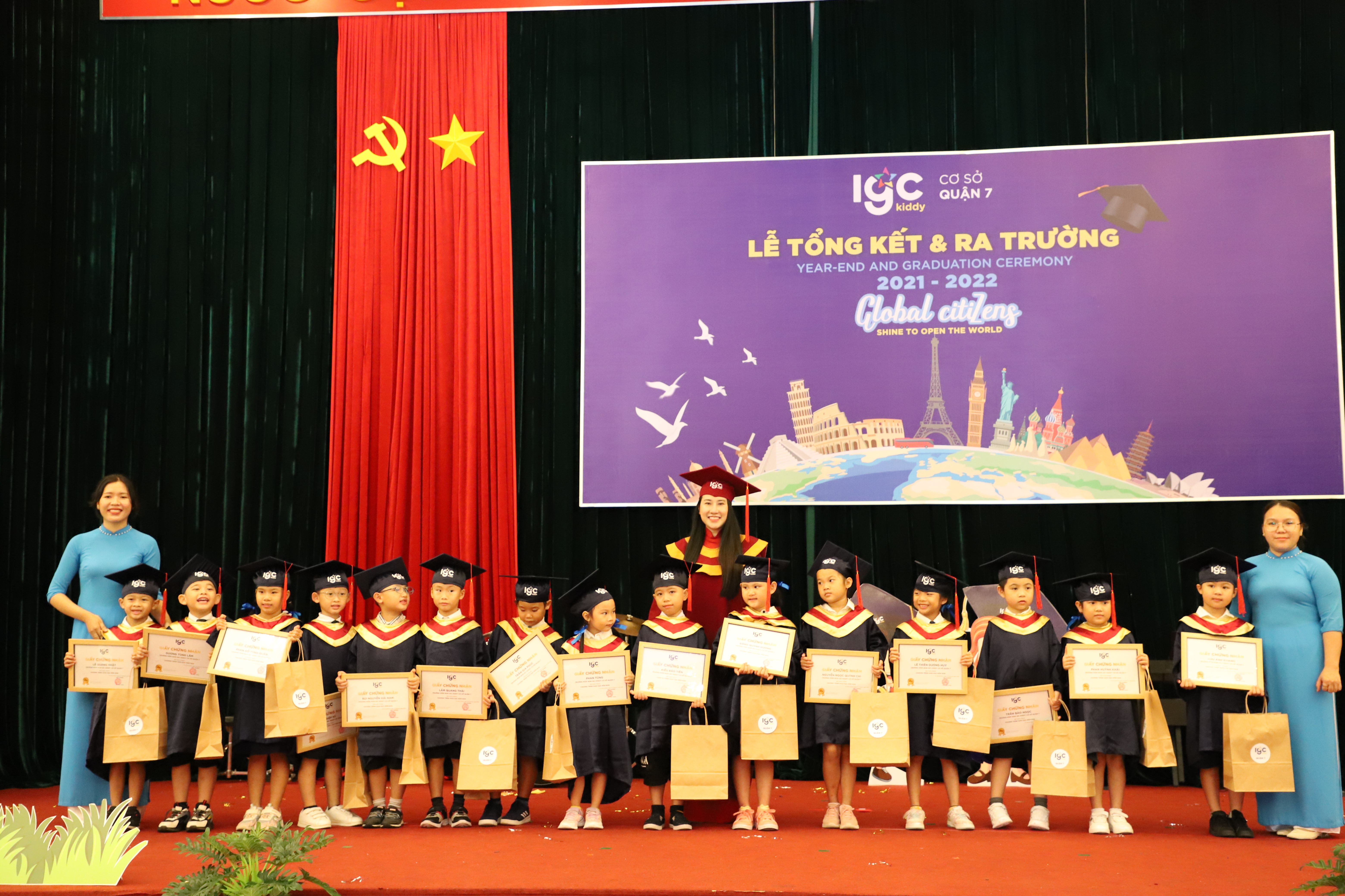 LỄ TỔNG KẾT VÀ RA TRƯỜNG CỦA CÁC BÉ KHỐI WHALE NĂM HỌC 2021-2022