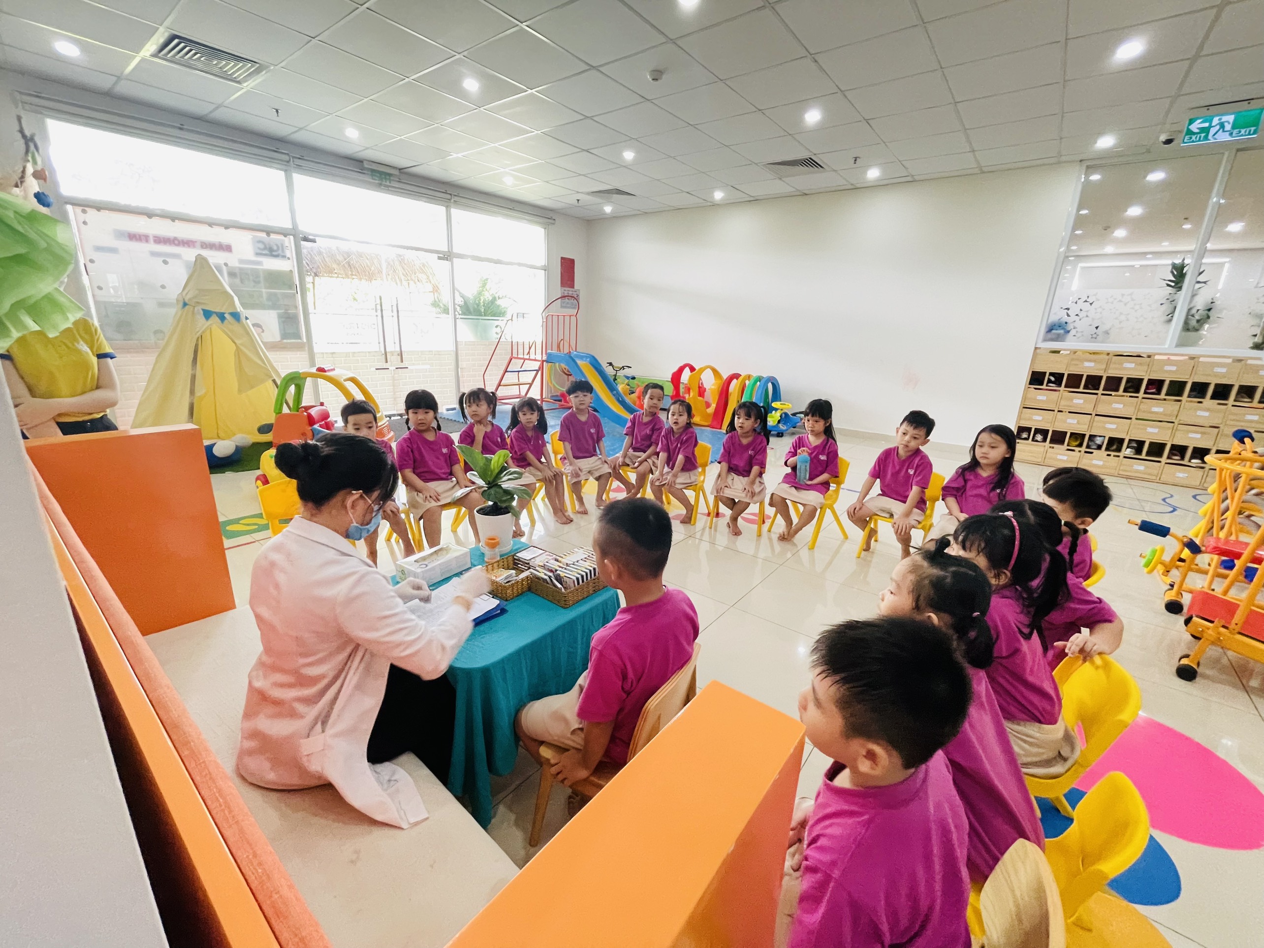 TỔ CHỨC CHO TRẺ UỐNG THUỐC TẨY GIUN TẠI TRƯỜNG