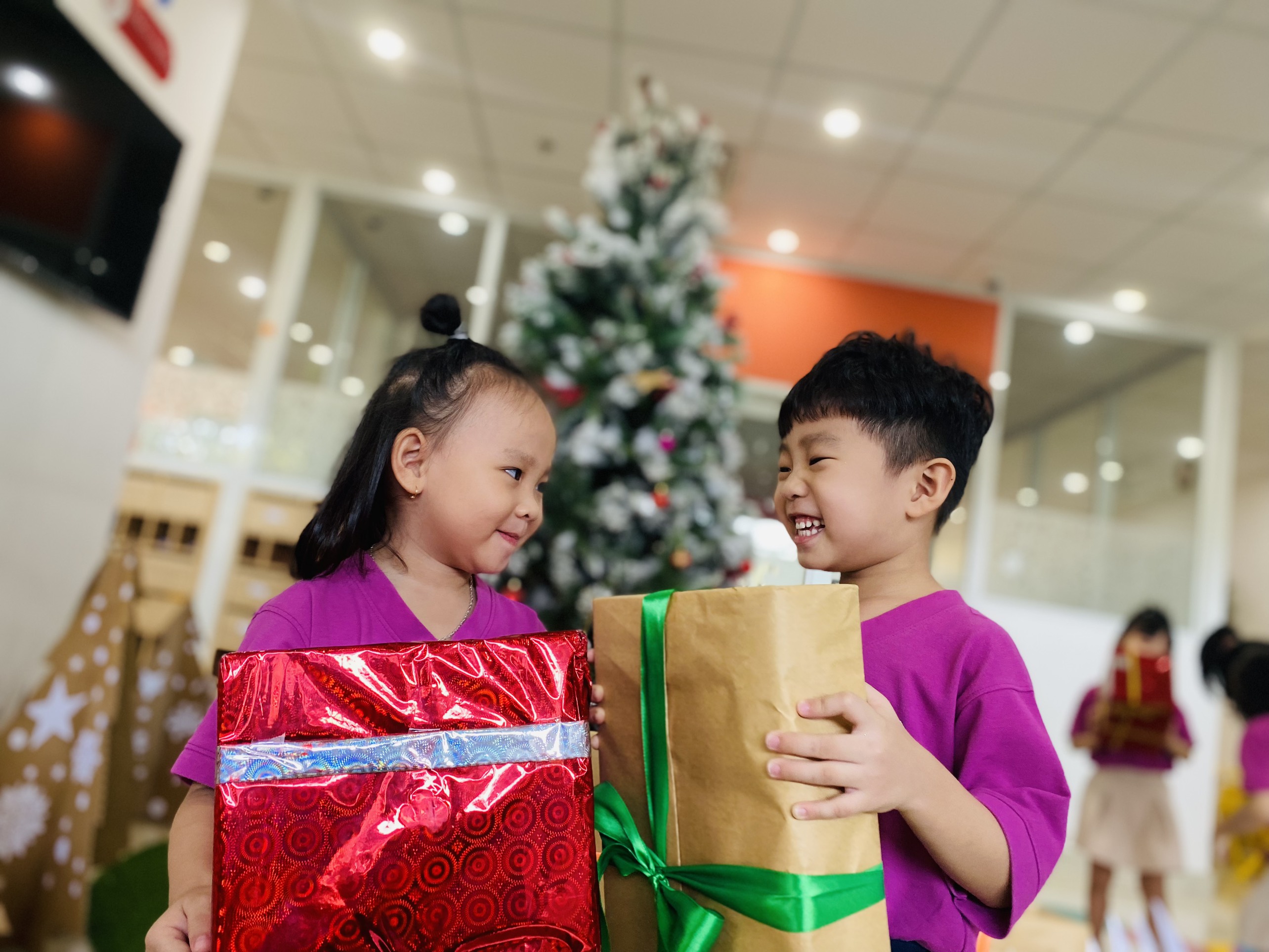 BÉ YÊU TRANG TRÍ CÂY THÔNG NOEL